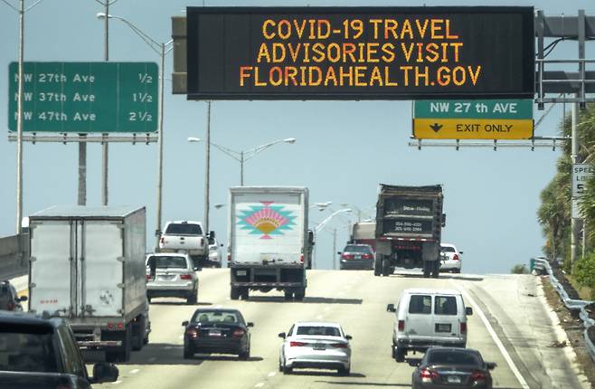 미국 플로리다주로 통하는 고속도로 전광판에 신종 코로나바이러스 감염증(코로나19) 사태에 따른 여행 경고 문구가 표시돼 있다. [EPA]
