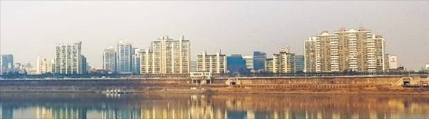 서울시가 주택 공급 위축을 우려해 재개발 의무임대 비율을 기존 15%로 유지하기로 하면서 재개발 초기 단계 사업장들이 한숨을 돌리게 됐다. 50층 규모로 개발을 추진 중인 성동구 성수전략정비구역 일대. /한경DB