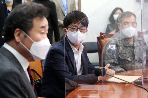 박재민 국방부 차관이 24일 더불어민주당 국회 당대표실을 방문, 이낙연 대표 등에게 북한 해역에서 발생한 어업지도관리단 소속 어업지도 공무원 피격 사건에 대해 보고하고 있다. 연합뉴스