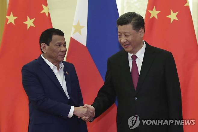 필리핀 대통령과 악수하는 시진핑 중국 국가주석(오른쪽) [EPA=연합뉴스 자료 사진]