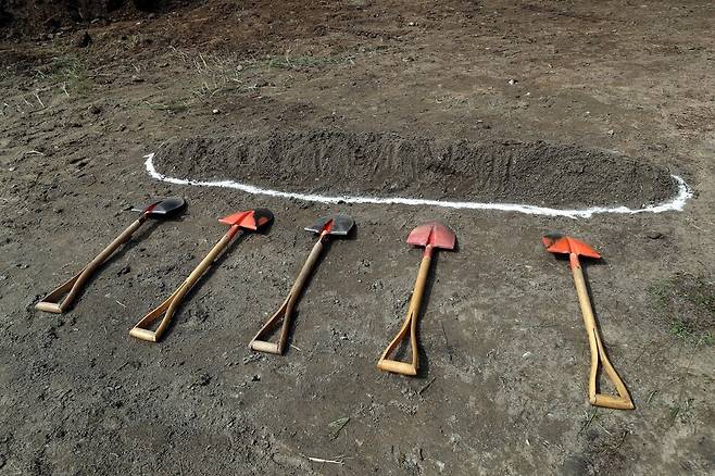 22일 오전 한국전쟁 때 군과 경찰들이 민간인들을 대량 학살하고 매장한 터인 대전 동구 낭월동 골령골에서 유해발굴에 앞서 열린 개토제에 삽이 놓여 있다. 대전/김봉규 선임기자