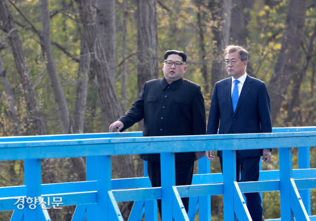 지난 2018년 4월27일 문재인 대통령과 김정은 북한 국무위원장이 판문점 ‘도보다리’를 걸으며 담소를 나누고 있다. 청와대사진기자단