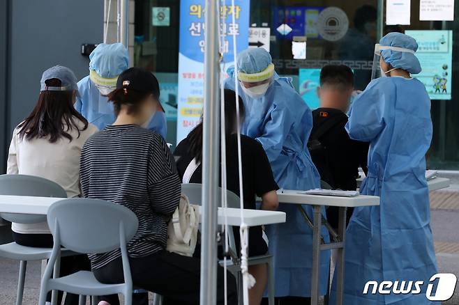 학생들의 등교가 재개된 서울에서 학생 1명이 신종 코로나바이러스 감염증(코로나19) 확진 판정을 받은 가운데 24일 서울 양천구보건소에 마련된 선별진료소에서 신월중학교 학생들 및 시민들이 검사를 받고 있다.  © News1 이동해 기자
