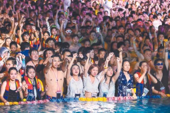 코로나19 발원지로 지목된 중국 우한에 있는 워터파크에서 8월 15일 열린 수상 파티. 수천 명이 몰렸지만, 마스크를 쓴 사람은 찾아볼 수 없다. [우한 AFP=연합뉴스]