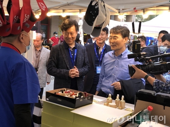 주중 한국대사관은 베이징(北京) 최대 한인 밀집 지역인 왕징(望京)의 기린사 상업지구에서 '2020 베이징 K-페스타(FESTA)'를 개최했다. 장하성 주중대사가 참여업체 관계자와 이야기를 나누고 있다./사진=김명룡