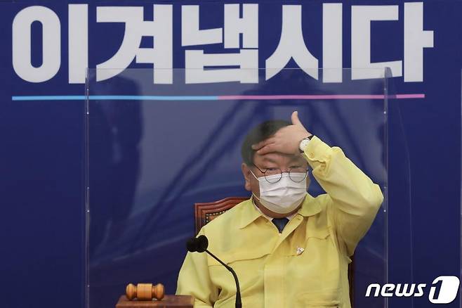 김태년 더불어민주당 원내대표가 25일 오전 서울 여의도 국회에서 열린 최고위원회의에 참석해 머리를 넘기고 있다. /사진=뉴스1