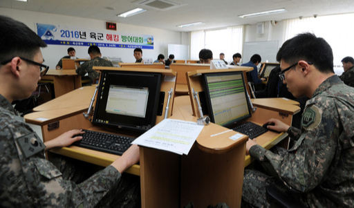 육군 장병들이 해킹 경진대회에 참가해 프로그램을 가동하며 해킹을 하고 있다. 세계일보 자료사진