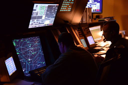 오산 주한미공군 기지에서 미군 요원들이 레이더에 포착된 항공정보를 분석하고 있다. 미 공군 제공