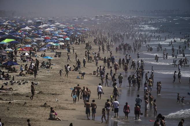 캘리포니아 해변에서 더위 달래는 사람들 [AP=연합뉴스 자료사진]