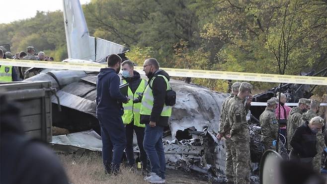 우크라이나 보안국(SBU)은 착륙 5분 전 조종사가 왼쪽 엔진이 고장 났다는 보고를 했던 것으로 파악됐다고 밝혔다
