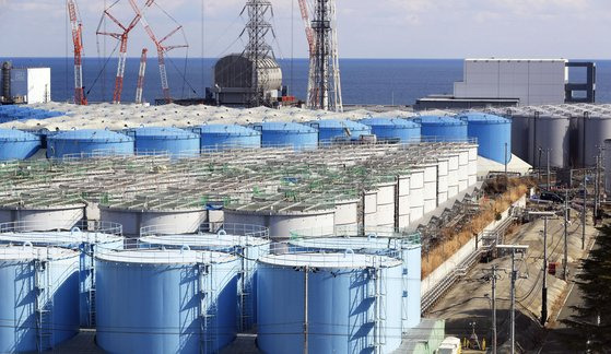 후쿠시마 제1원전 부지에 오염수를 담아둔 대형 물탱크가 늘어서 있는 모습. 2019년 2월 촬영했다. [교도=연합뉴스]