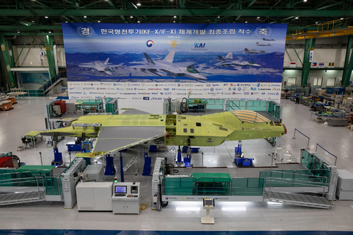 지난 3일 경남 사천 한국항공우주산업(KAI) 공장에서 한국형전투기(KF-X) 시제기가 최종조립되고 있다. 방위사업청 제공