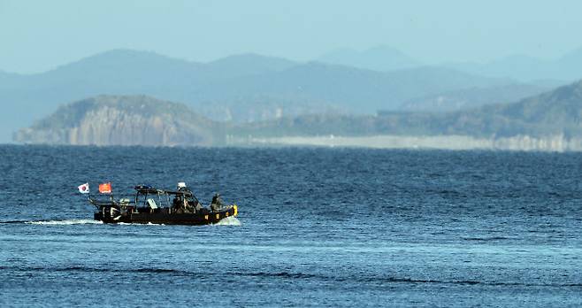 지난 27일 오전 북측 등산곶이 보이는 연평도 앞바다에서 해병대원들이 해상 정찰을 하고 있다. [사진=연합뉴스]