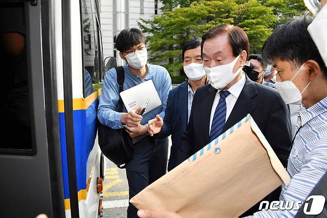 사랑제일교회 등과 함께 광복절 불법집회를 공모한 혐의를 받는 김경재 전 한국자유총연맹 총재가 28일 오후 서울 서초구 서울중앙지방법원에서 열린 구속영장 실질심사를 마치고 법정을 나서고 있다. 2020.9.28/뉴스1 © News1 구윤성 기자