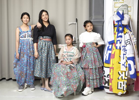 소중 학생기자단이 김단하(왼쪽에서 둘째) 단하주단 대표와 만나 단하주단 컬렉션 제품을 입어보며 현대 한복에 대해 알아봤다.