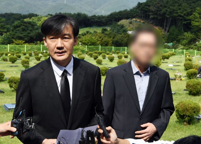 지난해 9월 14일 당시 조국 법무부 장관이 부산 기장군 부산추모공원을 방문, 상관의 폭언 등을 견디지 못하고 2016년 극단적인 선택을 한 고 김홍영 전 검사의 묘소를 참배한 이후 취재진에 입장을 밝히고 있다.