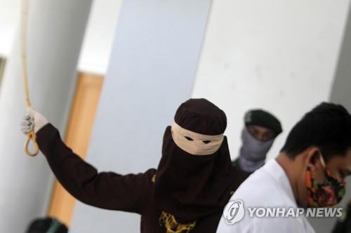 인니 아체주 아동 강간범 태형 169대…집행 중간에 빌어 [AFP=연합뉴스]