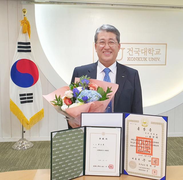 최규하 한국전기연구원장이 건국대 교수 정년퇴임식에서 영예의 '홍조근정훈장'을 받았다. KERI제공