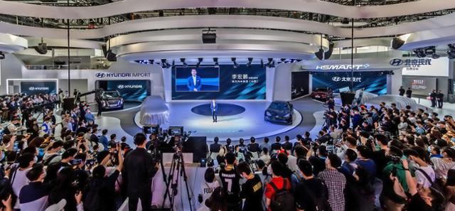리홍펑 현대ㆍ기아차 브랜드 및 판매부문 총괄이 26일 중국 베이징 모터쇼에서 대형SUV 팰리세이드를 공개하고 있다. 현대차 제공