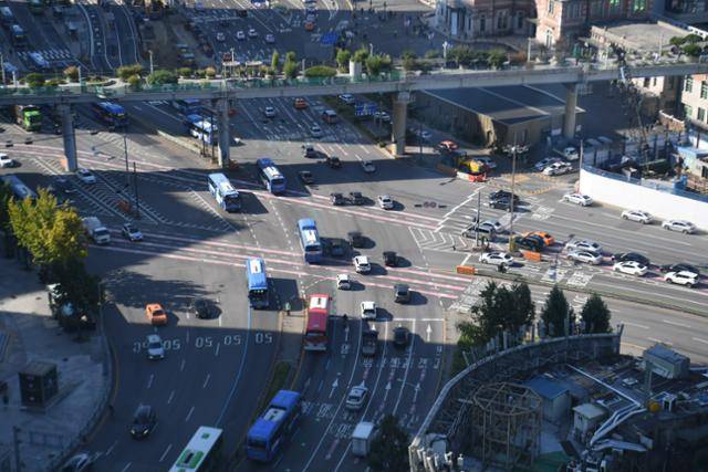 지난달 22일 서울역 인근 차들이 노면 색깔 유도선을 따라 운행 중이다. 왕나경 인턴기자