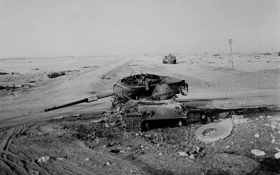1973년 시나이 반도에서 파괴된 이스라엘군 주력전차 M60A1이 방치돼 있다. 당시 이스라엘군은 소련제 최신 방공과 대전차 무기로 무장한 이집트군의 기습에 당해 항공과 기갑 전력의 상당 부분을 잃었다. 아랍권을 얕잡아본 '정보 실패'가 원인으로 분석돼 전후 이스라엘 정보기관들은 대대적인 혁신이 나섰다. [중앙포토]