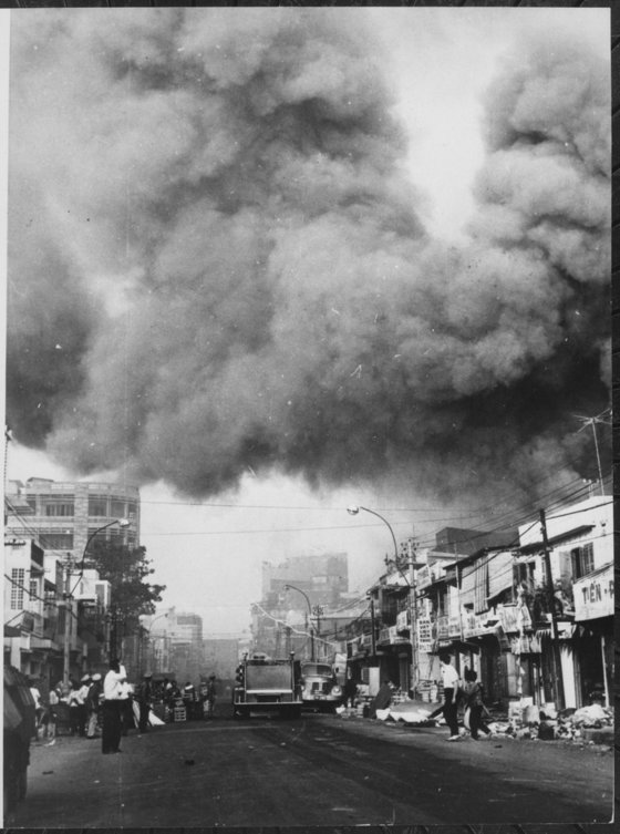 1968년 1월 북베트남과 베트콩 등 공산진영이 남베트남 여러 곳을 동시다발로 기습 공격한 구정 대공세 당시의 남베트남 모습. [위키피디아]