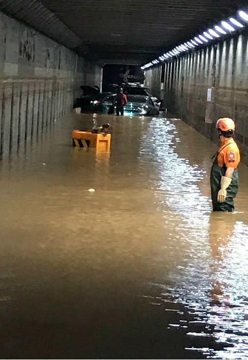 지난 7월 23일 폭우로 물에 잠긴 부산 동구 초량제1지하차도 당시 내부 모습(사진=부산경찰청 제공)