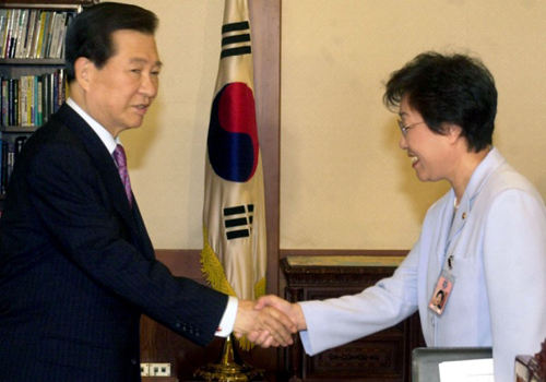 2001년 김대중 당시 대통령(왼쪽)이 그해 출범한 여성가족부(당시 여성부)의 한명숙 초대 장관과 악수하는 모습. 세계일보 자료사진