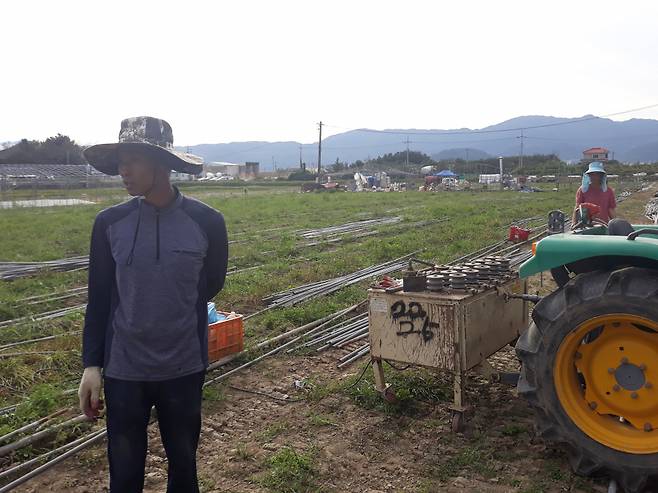 전남 구례군 마산면에서 30년간 오이를 재배하고 있는 임병준(55)씨가 "올해 겨울 농사는 망쳤다"며 망연자실하고 있다. ⓒ시사저널 정성환