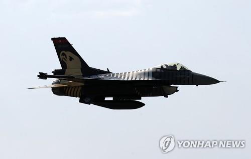 지난달 에어쇼에서 비행 중인 터키 공군 F-16 전투기 [AFP=연합뉴스 자료사진]