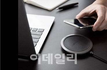슈피겐 에센셜 고속 무선충전기 F308W.