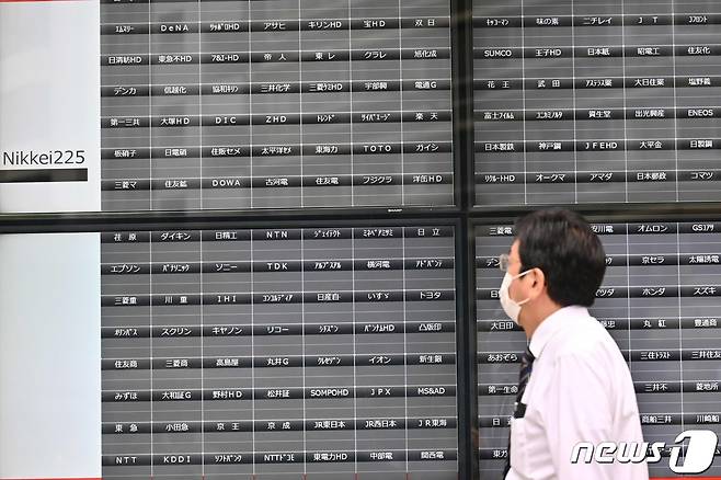 시스템 장애로 거래가 전면 중단된 도쿄증권거래소의 전광판 © AFP=뉴스1