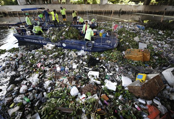 태국 방콕의 라드프라오 운하를 따라 모인 플라스틱 쓰레기들. 방콕 운하는 매일 최대 3t의 플라스틱 쓰레기가 수거되고 있다. [EPA=연합뉴스]