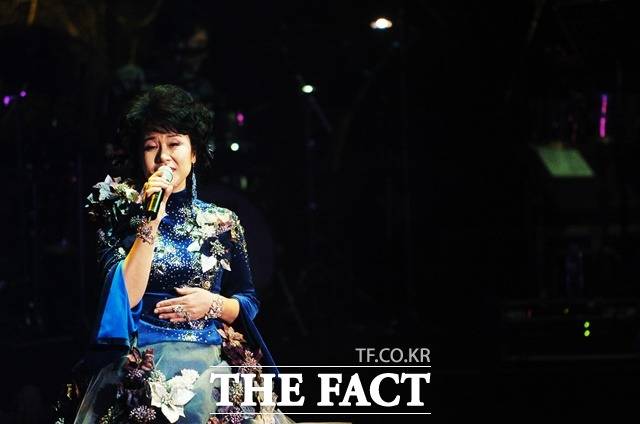 심수봉의 '백만송이 장미'가 전체적으로 잔잔하게 흐르는 반면, 나훈아의 노래 '테스형'은 '아! 테스형! 세상이 왜 이래' 부분에서 이해할 수 없는 세상에 투정하듯 강한 포인트를 준다. 심수봉 콘서트 장면. /더팩트 DB