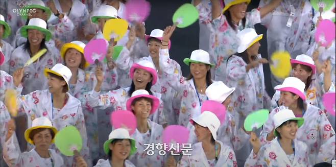 2004년 아테네 올림픽 개막식에서 일본 선수들이 겐조가 디자인한 유니폼을 입고 입장하고 있다. |올림픽 공식 유튜브 채널 영상 캡쳐