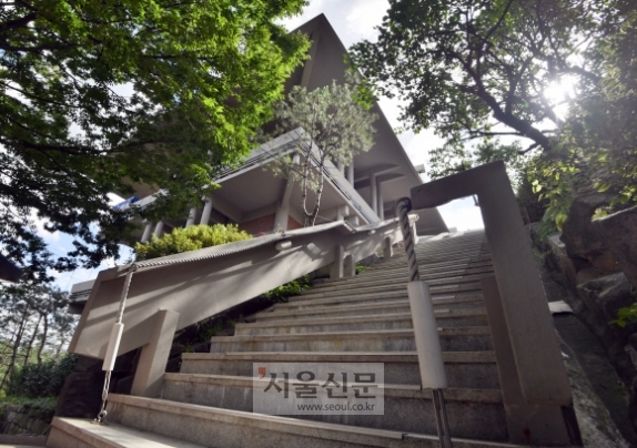 계단의 난간, 건물의 기둥과 보, 서까래 등 목조건축의 결구 형식을 연상하게 한다.박지환 기자 popocar@seoul.co.kr