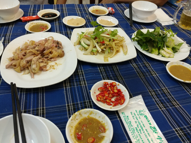 이일병 교수가 지난 2월 자신의 블로그에 지인들과 함께 방문했다며 올린 베트남 식당 사진. /사진제공=이일병 교수 블로그