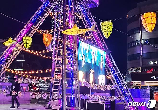 강동구는 5일 '동물사랑 사진전시회'와 함께 '선사문화축제' 개막식을 진행했다. 굽은다리역 등 관내 곳곳에서는 선사시대 토기와 물고기 모양의 소망등을 볼 수 있다. © 뉴스1 최서윤 기자