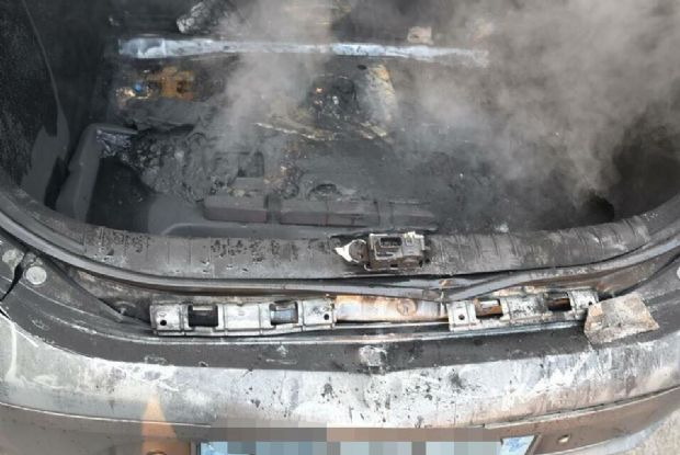 트렁크 부분이 검게 불에 탄 현대차 아이오닉 일렉트릭. 해당 사고는 경상북도 경산에서 지난 2018년 발생됐다.  (사진=경산소방서 제공)