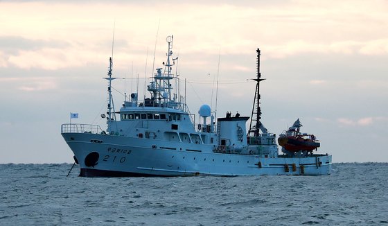 서해 북방한계선(NLL) 인근 해상에서 실종된 공무원이 승선했던 어업지도선 무궁화10호가 지난달 25일 오전 대연평도 인근 해상에 정박해 있다. 뉴스1