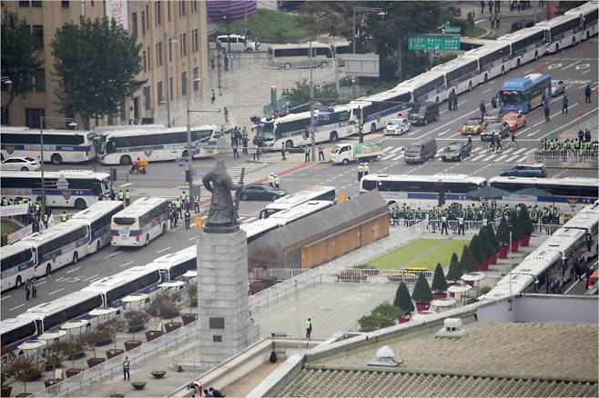 개천절인 3일 오전 서울 광화문 도로에 돌발적인 집회·시위 등을 차단하기 위한 경찰 버스가 줄지어 서있다. (사진=연합뉴스)