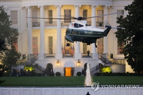 트럼프 대통령 태우고 백악관 복귀하는 전용 헬기 [로이터=연합뉴스]