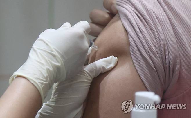 독감 백신 접종받는 시민들 [연합뉴스 자료사진]