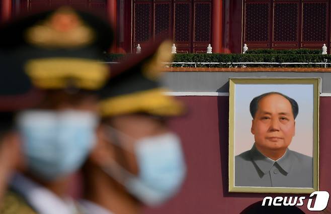 지난달 30일 중국 '국가열사기념일'을 맞아 베이징 톈안먼 광장에서 열린 기념식에 참석한 중국군 의장대(왼쪽) 뒤로 마오쩌둥 전 국가주석의 초상화가 보인다. © AFP=뉴스1