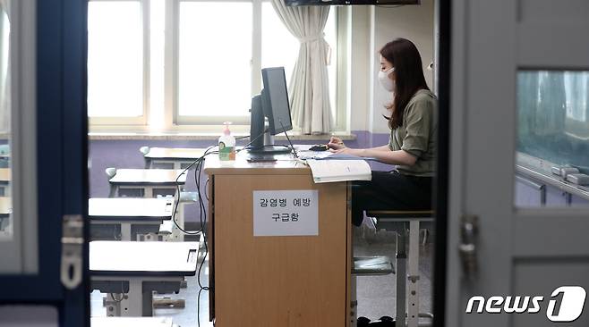 서울 강남구 한 중학교에서 교사가 원격수업을 하고 있다2020.8.26/뉴스1 © News1 황기선 기자