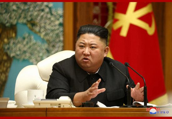 북한은 5일 김정은 위원장 주재로 노동당 정치국 회의를 열고 연말까지 '80일전투'를 벌이기로 결정했다고 조선중앙통신이 6일 전했다.