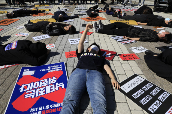 모두를위한낙태죄폐지공동행동 회원들이 8일 서울 종로구 청와대 분수대 앞에서 ‘처벌의 시대로 되돌아갈 수 없다’ 기자회견을 열고 항의 퍼포먼스를 하고 있다. (사진=뉴시스)