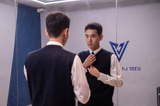 이씨는 '관객수가 줄면서 배우들의 개런티도 크게 줄었다'고 말했다. 공연이 아예 취소되면 출연료도 날아간다. 정부의 지원금도 '예술 활동을 3회 이상 한 예술인들'에게만 주어지는데, 이씨와 같은 신인배우들은 작품을 3개 이상 하는 것 자체가 어려워 '사각지대'에 위치한다.