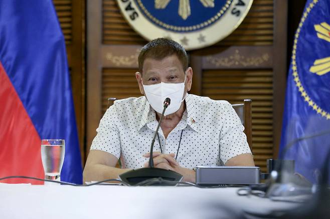 로드리고 두테르테 필리핀 대통령이 지난달 21일(현지시간) 다바오를 찾아 지방정부 당국자들과 코로나19 방역 회의를 하고 있다.  다바오｜AP연합뉴스