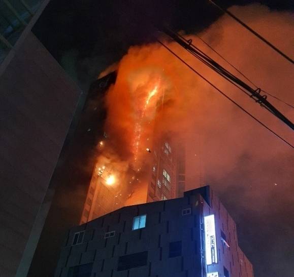 울산 33층 주상복합서 대형 화재 발생…수백명 대피중 - 9일 자정울산 남구 주상복합건물 삼환아르누보에서 화재가 발생해 불길이 번지고 있다. 연합뉴스
